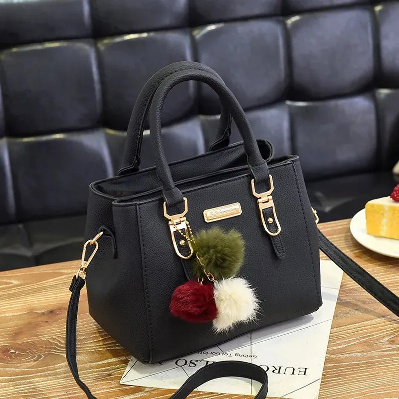 Bolsa Feminina de Couro com Chaveiro de Brinde