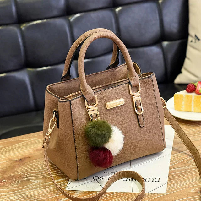 Bolsa Feminina de Couro com Chaveiro de Brinde
