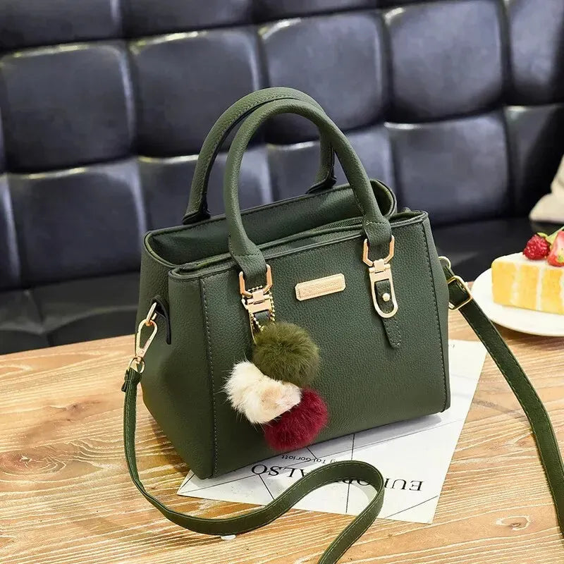 Bolsa Feminina de Couro com Chaveiro de Brinde