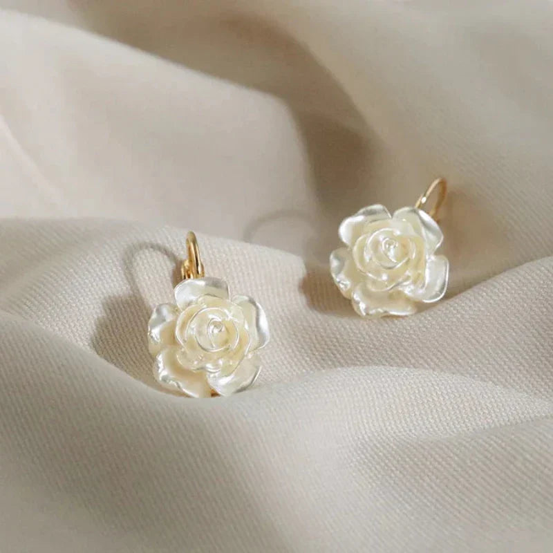 Brinco Dourado Flor Branca
